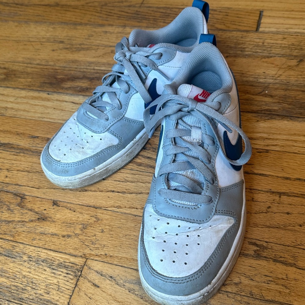 NIKE BOYS BIG KID COURT BOROUGH MID - GREY